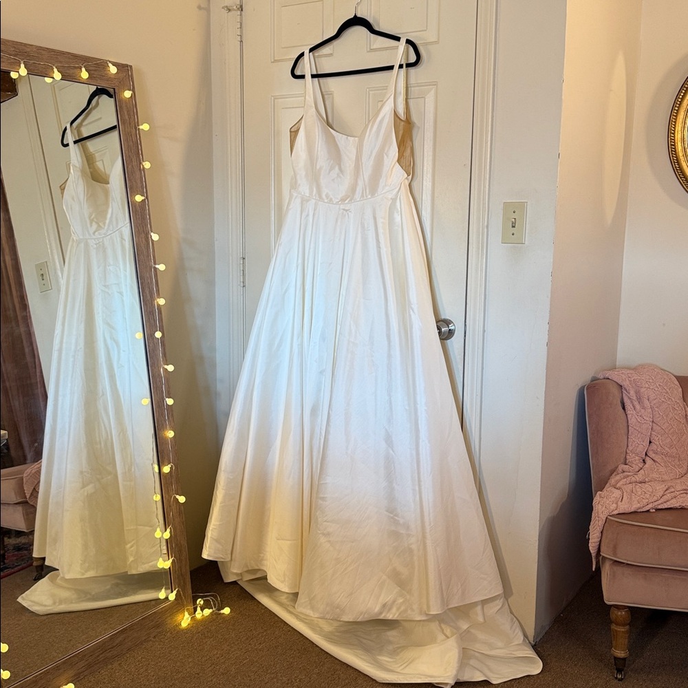 Jenny by Jenny Yoo
Lawrence Square-Neck Open-Back Taffeta
Wedding Gown - Picture 7 of 17